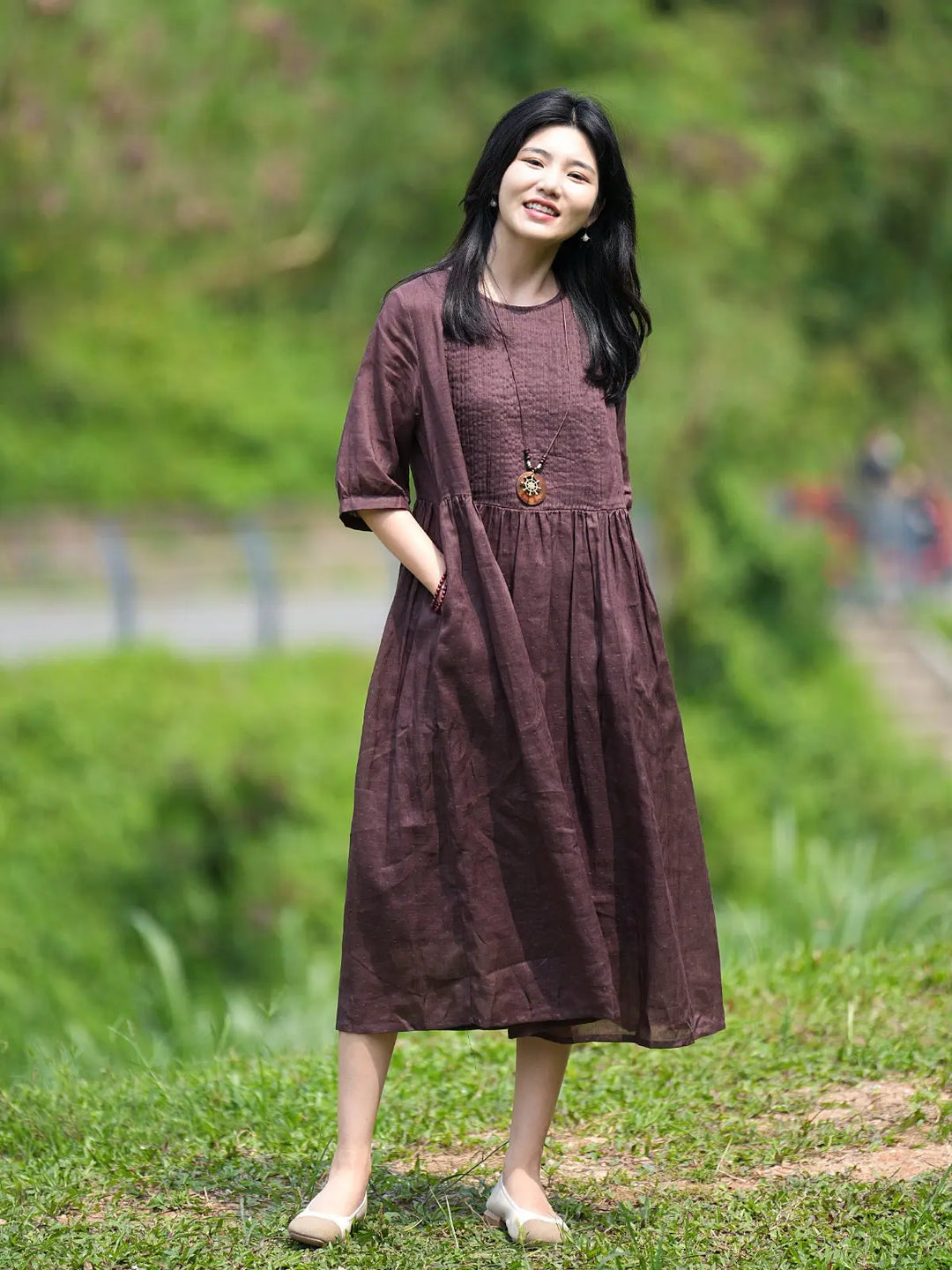 Women Summer brown linen pleated maxi dressThis women summer brown linen pleated maxi dress is perfect for summer, spring and autumn. It is composed of 100% Linen material, which is extra soft and comfortableWomen's dressThebesttailorThebesttailorWomen Summer brown linen pleated maxi dressThebesttailorWomen Summer brown linen pleated maxi dress